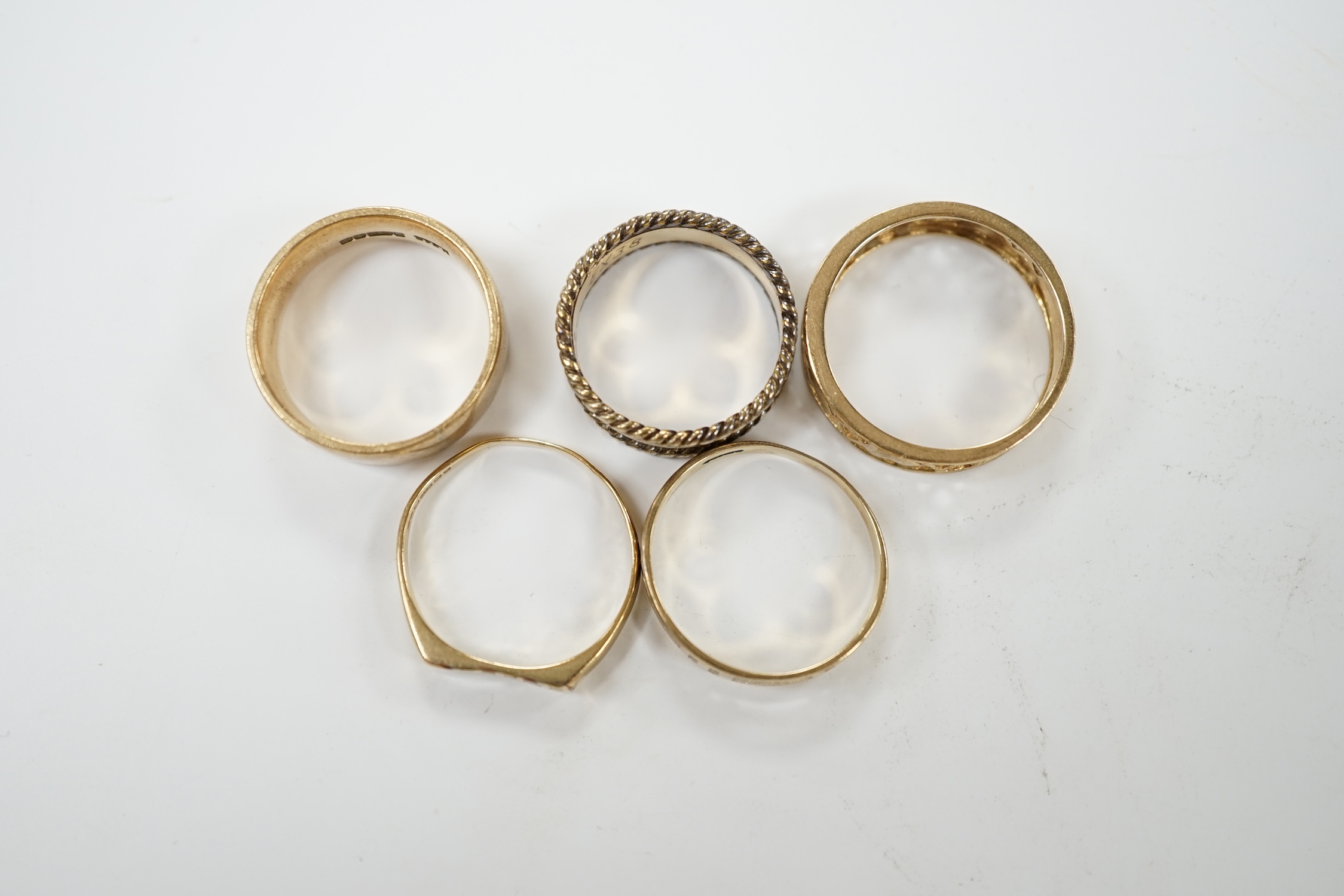 Five assorted 9ct gold bands, including two pierced, various sizes, 17.9 grams. Condition - poor to fair